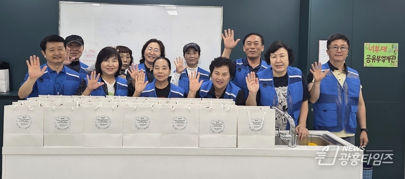 광명시 광명5동 지역사회보장협의체는 지난 16일 관내 저소득 독거노인 20가구를 대상으로 ‘3차 독거노인 반찬 지원사업’을 진행했다.