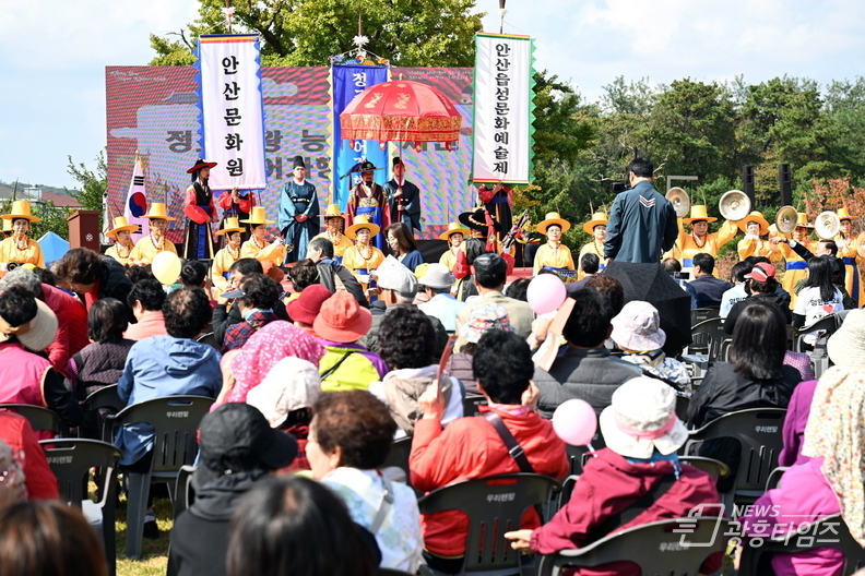 안산시는 지난 25일 안산읍성(상록구 수암동 256-1)에서 ‘정조대왕 능행차 재현 및 제15회 안산읍성 문화예술제’를 성황리에 마무리했다고 27일 밝혔다.
