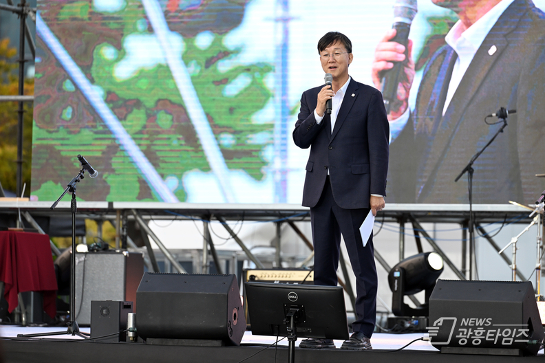 이민근 안산시장이 지난 25일 안산문화광장에서 개최된 ‘제1회 안산시동아리연합축제’에서 인사말을 하고 있다.