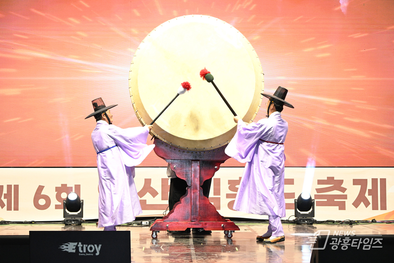 지난 23일부터 26일까지 나흘간 안산 화랑유원지와 와~스타디움 일원에서 열린 ‘안산페스타 2025’ 통합축제를 시민들의 뜨거운 참여 속에 성황리에 마무리했다