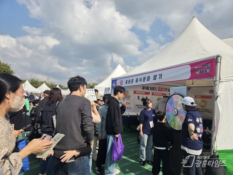 지난 23일부터 26일까지 나흘간 안산 화랑유원지와 와~스타디움 일원에서 열린 ‘안산페스타 2025’ 통합축제를 시민들의 뜨거운 참여 속에 성황리에 마무리했다