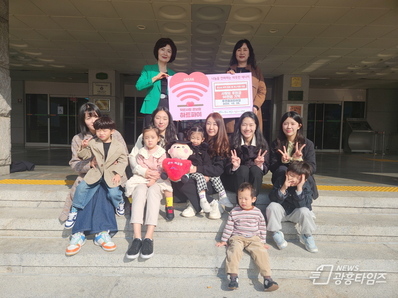 이경숙 복지정책과장(맨 뒷줄 오른쪽)이 김영숙 푸르미어린이집 원장으로부터 프리마켓 수익금을 기탁받고 기념촬영을 하고 있다.