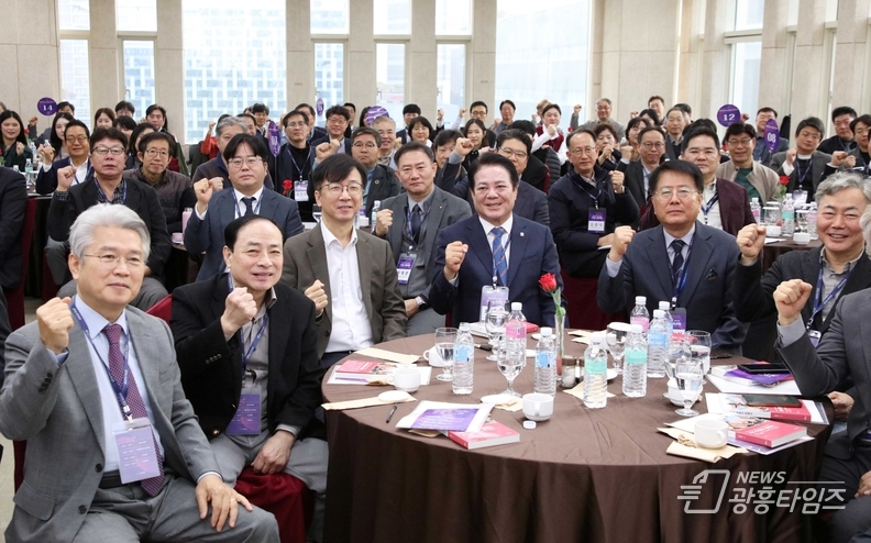 안양시는 29일 관내 유망기업 대표 170명과 안양시 유망기업 조찬간담회를 열고 기업간 협업을 강화했다