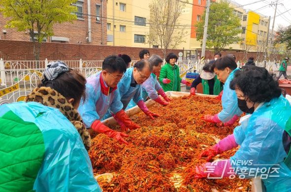 광명시 광명6동 새마을지도자협의회·부녀회는 지난 15일과 16일 이틀간 동 행정복지센터 앞에서 ‘사랑의 김장김치 담그기’ 행사를 진행했다.