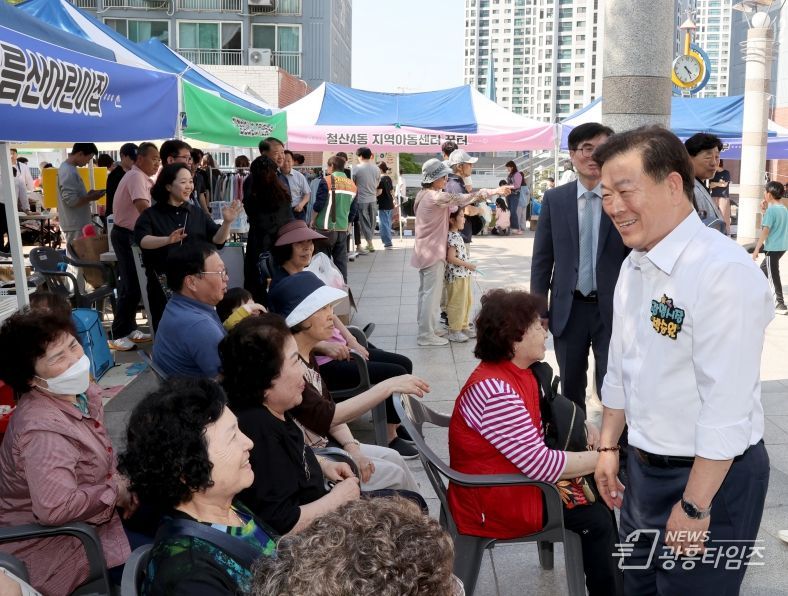 광명시 철산4동 주민자치회는 지난 23일 도덕파크타운 중앙광장에서 2024년 주민세 마을사업인 ‘행복한 5월, 힐링 음악회 및 나눔플리마켓’을 진행했다