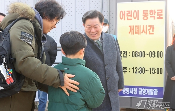 박승원 광명시장 "아이들이 안심하고 등하교할 수 있도록 최선 다할 것" 광명시, 광명초 임시 통학로에 보도 설치·안전요원 확대 배치