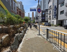 '보행자 안전 쑥↑' 시흥시 산현초등학교 통학로 보도 확장 완료!