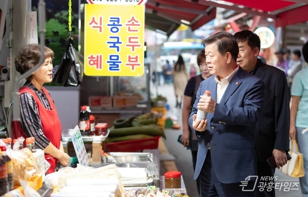 박승원 광명시장 “골목경제가 살아야 지역경제가 산다” 추석 앞두고 전통시장 찾아 민생 현장 살펴!