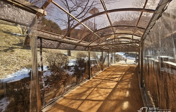"따뜻하게 걸으세요" 안양시, 병목안시민공원 맨발산책길에 방한 시설물 조성!