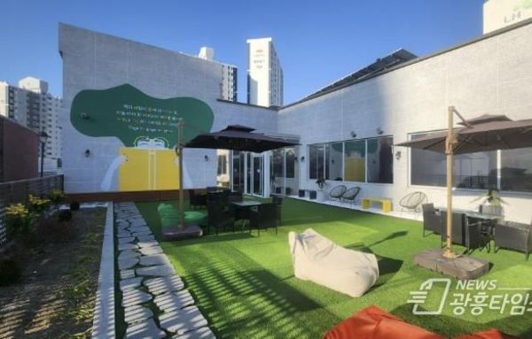 군포시 산본도서관 도심 속 힐링 공간 '루프탑 라운지' 새롭게 조성...시민들에게 전면 개방