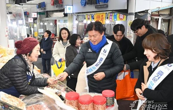 부천시, 설 맞아 전통시장 방문…상인 격려·현장 소통!