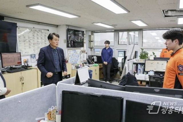 하은호 군포시장, 신속한 구조활동 펼친 소방대원 격려...철쭉축제 안전 대응도 당부!