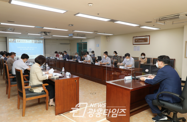 한대희 시장(오른쪽)이 ‘고바우뮤지엄’ 건립 용역과 관련한 착수보고회를 주재하고 있다. (사진제공=군포시) 한대희 시장(오른쪽)이 ‘고바우뮤지엄’ 건립 용역과 관련한 착수보고회를 주재하고 있다. (사진제공=군포시)