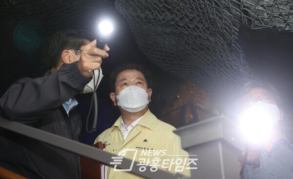 광명동굴을 방문해 보행로를 살피고 있는 박승원 광명시장 (사진제공=광명시) 광명동굴을 방문해 보행로를 살피고 있는 박승원 광명시장 (사진제공=광명시)
