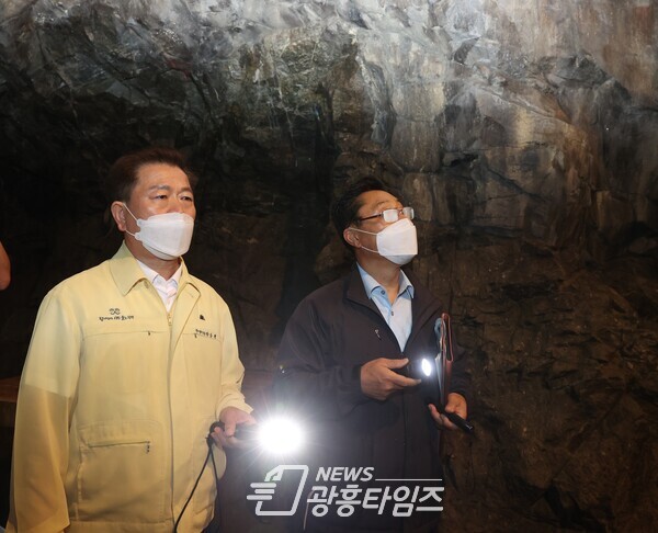 박승원 광명시장은 8월 24일 광명동굴을 방문해 보행로 침하 사고 현장을 확인했다(사진제공=광명시) 박승원 광명시장은 8월 24일 광명동굴을 방문해 보행로 침하 사고 현장을 확인했다(사진제공=광명시)