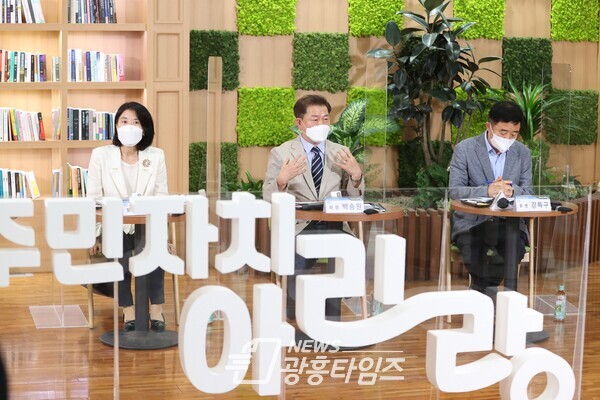 광명시는 8월 23일 주민자치 아리랑 사전행사로 전문가포럼을 개최했다(사진제공=광명시) 광명시는 8월 23일 주민자치 아리랑 사전행사로 전문가포럼을 개최했다(사진제공=광명시)