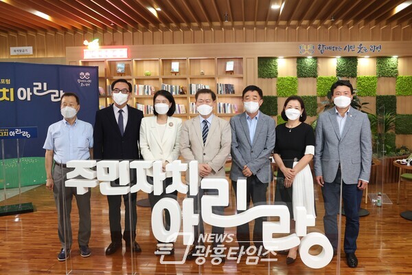 주민자치 아리랑 사전행사 후 기념촬영(사진제공=광명시) 주민자치 아리랑 사전행사 후 기념촬영(사진제공=광명시)