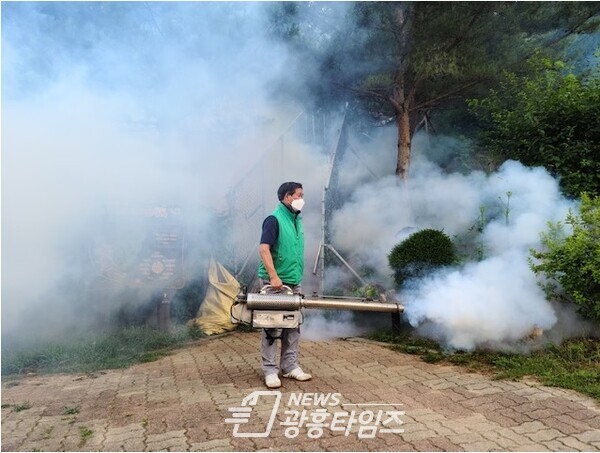 철산4동 행정복지센터 방역활동(사진제공=철산4동 행정복지센터) 철산4동 행정복지센터 방역활동(사진제공=철산4동 행정복지센터)