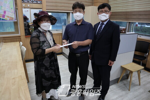 정왕2동_부동산랜드아주점 성금기탁(사진제공=정왕2동 행정복지센터) 정왕2동_부동산랜드아주점 성금기탁(사진제공=정왕2동 행정복지센터)