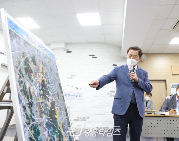 광명시흥 3기 신도시 비전에 대해 설명을 하고 있는 박승원 광명시장(사진제공=광명시) 광명시흥 3기 신도시 비전에 대해 설명을 하고 있는 박승원 광명시장(사진제공=광명시)