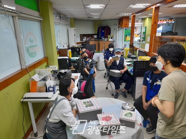 광명시는 사회적경제와 공정무역의 인식 확산을 위해 ‘시민과 함께하는 사회적경제·공정무역 오픈박스’ 프로그램을 운영한다(사진제공=광명시) 광명시는 사회적경제와 공정무역의 인식 확산을 위해 ‘시민과 함께하는 사회적경제·공정무역 오픈박스’ 프로그램을 운영한다(사진제공=광명시)