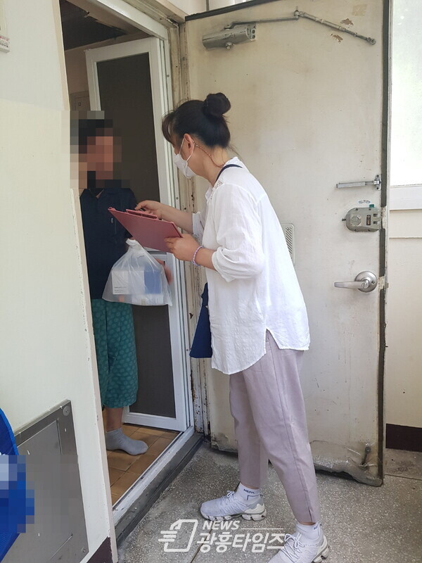 경기도지체장애인협회 광명시지회는 8월 16일부터 ‘찾아가는 서비스’로 회원 1100여명의 가정을 방문해 마스크와 생활용품 등을 전달했다(사진제공=광명시) 경기도지체장애인협회 광명시지회는 8월 16일부터 ‘찾아가는 서비스’로 회원 1100여명의 가정을 방문해 마스크와 생활용품 등을 전달했다(사진제공=광명시)