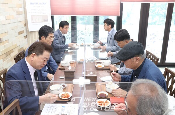 광명시 8월 29일 경술국치 111주년을 맞아 8월 30일 광명시 광복회지회와 함께 ‘찬 흰죽 먹기 행사’를 진행했다(사진제공=광명시) 광명시 8월 29일 경술국치 111주년을 맞아 8월 30일 광명시 광복회지회와 함께 ‘찬 흰죽 먹기 행사’를 진행했다(사진제공=광명시)