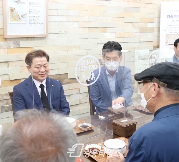 ‘찬 흰죽 먹기 행사’ 후 경술국치를 주제로 대화를 나누는 박승원 광명시장과 광복회지회 관계자들(사진제공=광명시) ‘찬 흰죽 먹기 행사’ 후 경술국치를 주제로 대화를 나누는 박승원 광명시장과 광복회지회 관계자들(사진제공=광명시)