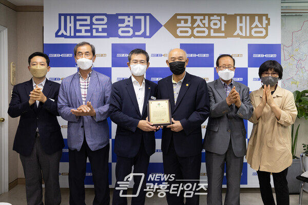 한국원폭피해자협회 경기도에 감사패 전달(사진제공=경기도) 한국원폭피해자협회 경기도에 감사패 전달(사진제공=경기도)
