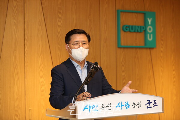 한대희 시장이 정부의 신규 공공택지 추진계획과 관련한 기자회견을 갖고, 정부에 대한 요구사항과 시의 대책을 설명하고 있다(사진제공=군포시) 한대희 시장이 정부의 신규 공공택지 추진계획과 관련한 기자회견을 갖고, 정부에 대한 요구사항과 시의 대책을 설명하고 있다(사진제공=군포시)