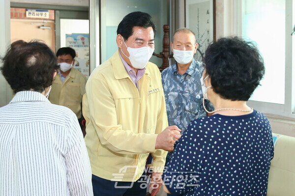 김상돈 시장 무더위쉼터 경로당 일제점검 (사진제공=의왕시) 김상돈 시장 무더위쉼터 경로당 일제점검 (사진제공=의왕시)