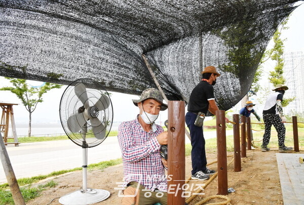 ▶폭염속현장근로자근로환경개선(사진제공=시흥시) ▶폭염속현장근로자근로환경개선(사진제공=시흥시)