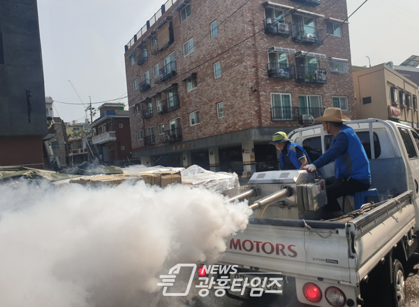 코로나19 확산 방지 취약계층 방역(사진제공=철산2동 행정복지센터) 코로나19 확산 방지 취약계층 방역(사진제공=철산2동 행정복지센터)