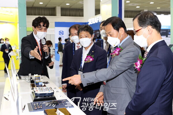 치과기자재전시회장을 둘러보고 있는 장현국 의장(사진제공=경기도의회) 치과기자재전시회장을 둘러보고 있는 장현국 의장(사진제공=경기도의회)