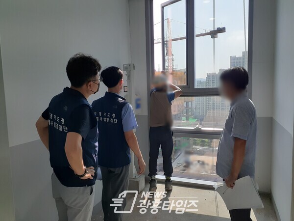 피난기구(완강기)점검(사진제공=경기도) 피난기구(완강기)점검(사진제공=경기도)