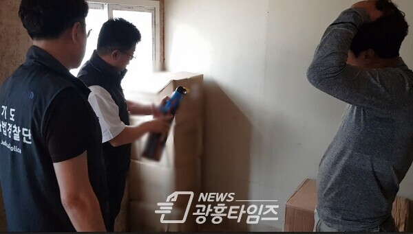 미검정 소화기 점검(사진제공=경기도) 미검정 소화기 점검(사진제공=경기도)