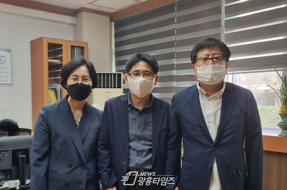 조광희 의원, 안양시 3개 학교 코로나19 방역 격려차 방문 (사진제공=경기도의회) 조광희 의원, 안양시 3개 학교 코로나19 방역 격려차 방문 (사진제공=경기도의회)