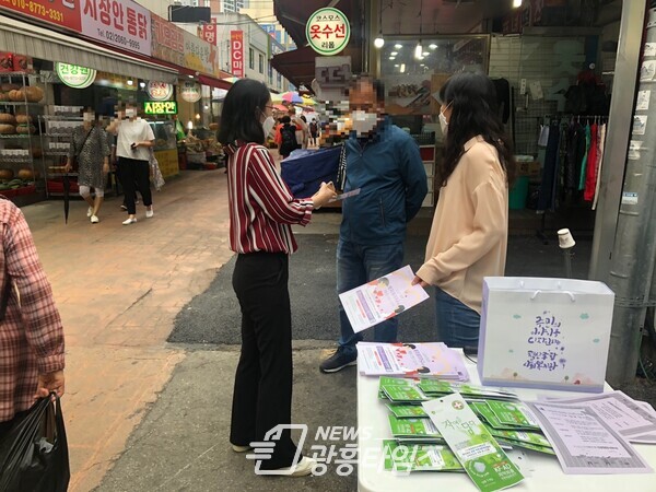 광명시 광명5동행정복지센터는 9월 28일 새마을시장에서 광명종합사회복지관과 함께 관내 복지위기가구 발굴 캠페인을 벌였다(사진제공=광명5동 행정복시센터) 광명시 광명5동행정복지센터는 9월 28일 새마을시장에서 광명종합사회복지관과 함께 관내 복지위기가구 발굴 캠페인을 벌였다(사진제공=광명5동 행정복시센터)