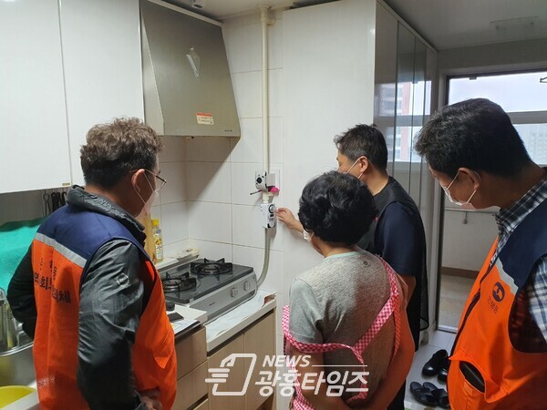 은행동_가스밸브타이머설치(사진제공=은행동 행정복지센터) 은행동_가스밸브타이머설치(사진제공=은행동 행정복지센터)
