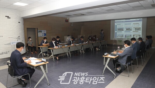 광명시는 9월 3일 시청 중회의실에서 ‘디지털 트윈 구축을 위한 연구용역’ 중간보고회를 개최했다(사진제공=광명시) 광명시는 9월 3일 시청 중회의실에서 ‘디지털 트윈 구축을 위한 연구용역’ 중간보고회를 개최했다(사진제공=광명시)