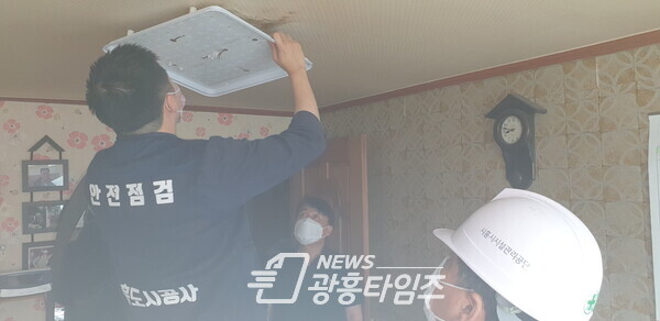 LED 전등교체 봉사활동(사진제공=시흥도시공사) LED 전등교체 봉사활동(사진제공=시흥도시공사)