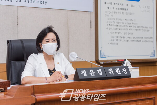 정윤경 의원, 경기도의회 교육기획위원회 60대 노인 폭행 사건 관련 보고 받아(사진제공=경기도의회) 정윤경 의원, 경기도의회 교육기획위원회 60대 노인 폭행 사건 관련 보고 받아(사진제공=경기도의회)