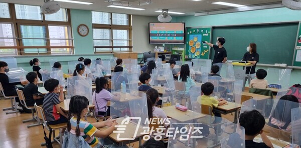 찾아가는 생존수영 이론교육(사지제공=시흥도시공사) 찾아가는 생존수영 이론교육(사지제공=시흥도시공사)