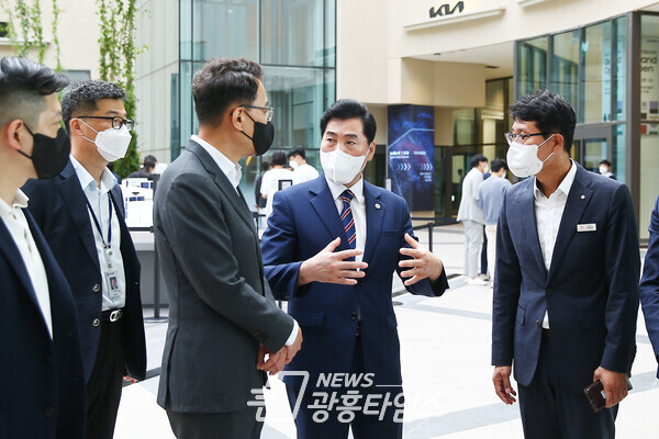 의왕시, 백운밸리 롯데쇼핑몰 현장점검(사진제공=의왕시) 의왕시, 백운밸리 롯데쇼핑몰 현장점검(사진제공=의왕시)