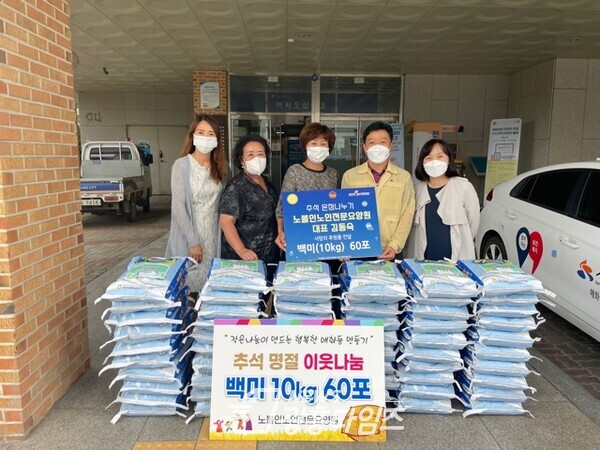 매화동_노블인 노인전문요양원 쌀전달(사진제공=매화동 행정복지센터) 매화동_노블인 노인전문요양원 쌀전달(사진제공=매화동 행정복지센터)