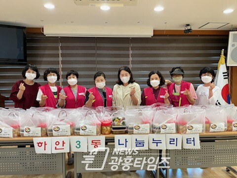 광명시 하안3동행정복지센터는 추석을 앞두고 관내 취약계층 70가구에 떡과 음식을 전달했다(사진제공=하안3동 행정복지센터) 광명시 하안3동행정복지센터는 추석을 앞두고 관내 취약계층 70가구에 떡과 음식을 전달했다(사진제공=하안3동 행정복지센터)