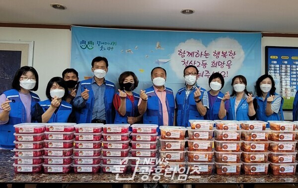 광명시 철산2동행정복지센터는 철2사랑회(회장 황윤규)후원 철2지역사회보장협의체(회장 이정환) 주관으로 9월8일 반찬나눔사업을 진행했다(사진제공=철산2동 행정복지센터) 광명시 철산2동행정복지센터는 철2사랑회(회장 황윤규)후원 철2지역사회보장협의체(회장 이정환) 주관으로 9월8일 반찬나눔사업을 진행했다(사진제공=철산2동 행정복지센터)