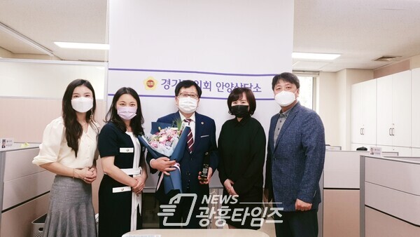 조광희 의원, 안양 귀인중학교 운영위원일동로부터 감사패 수여(사진제공=경기도의회) 조광희 의원, 안양 귀인중학교 운영위원일동로부터 감사패 수여(사진제공=경기도의회)
