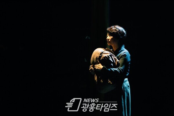 극단 독립극장_달의 목소리_공연 모습(사진제공=군포문화재단) 극단 독립극장_달의 목소리_공연 모습(사진제공=군포문화재단)