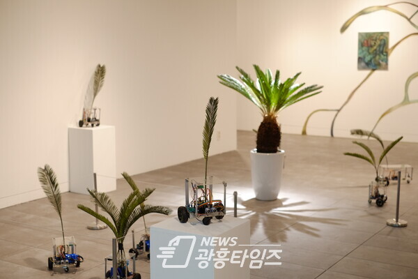 여인혁_도망치는 꽃 (3세대) 작품사진(제공=광명문화재단) 여인혁_도망치는 꽃 (3세대) 작품사진(제공=광명문화재단)